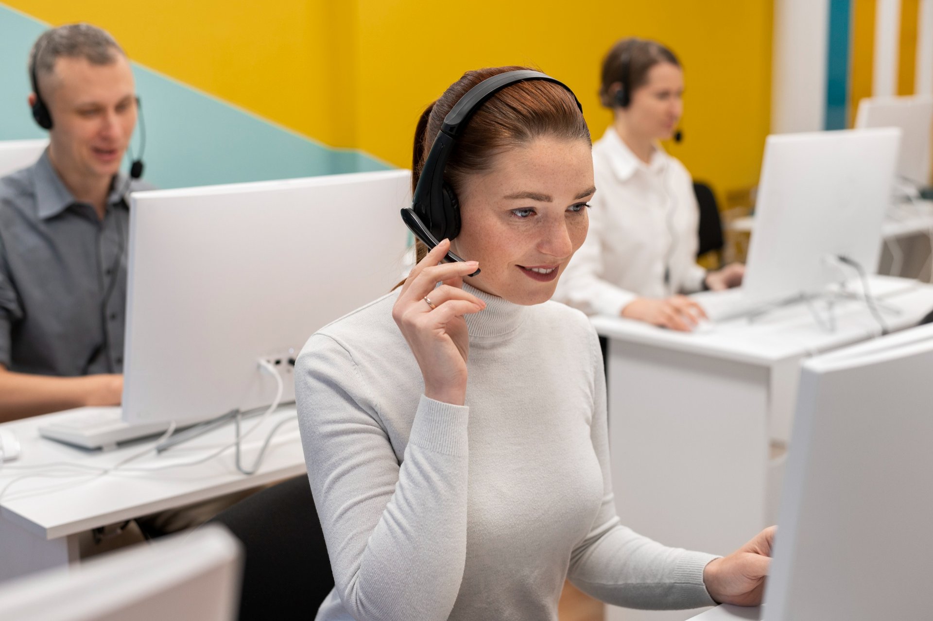 femme au téléphone dans un centre d'appel