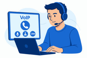 Un employé avec un casque utilisant un ordinateur portable affichant une interface VoIP avec pictos “appel”, “micro”, “contact”, “CRM”.