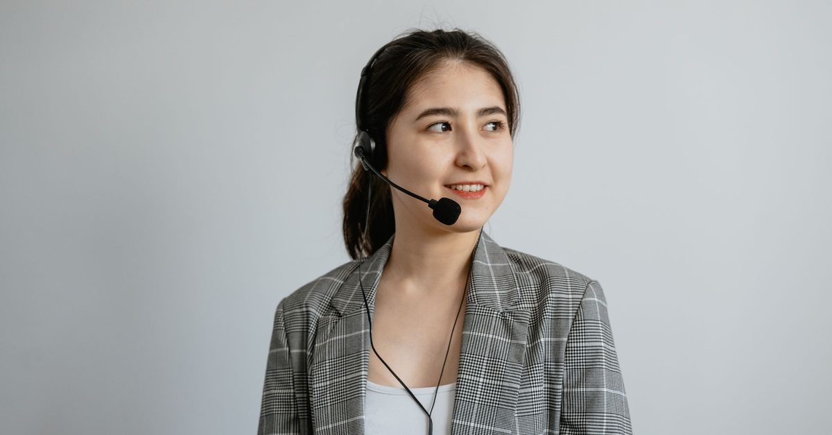 Conseillère équipée d un casque prête à répondre aux appels entrants