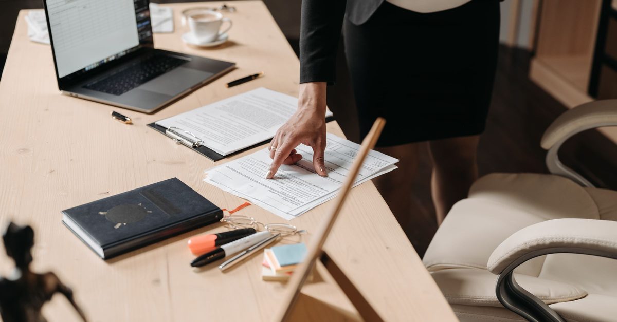 Vérification de documents de conformité sur un bureau