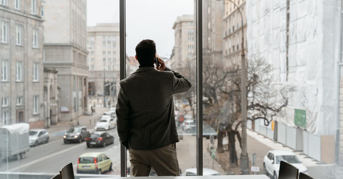 Dirigeant d'entreprise au téléphone dans un bureau, après l'entrée en vigueur de la loi du 11 août 2026