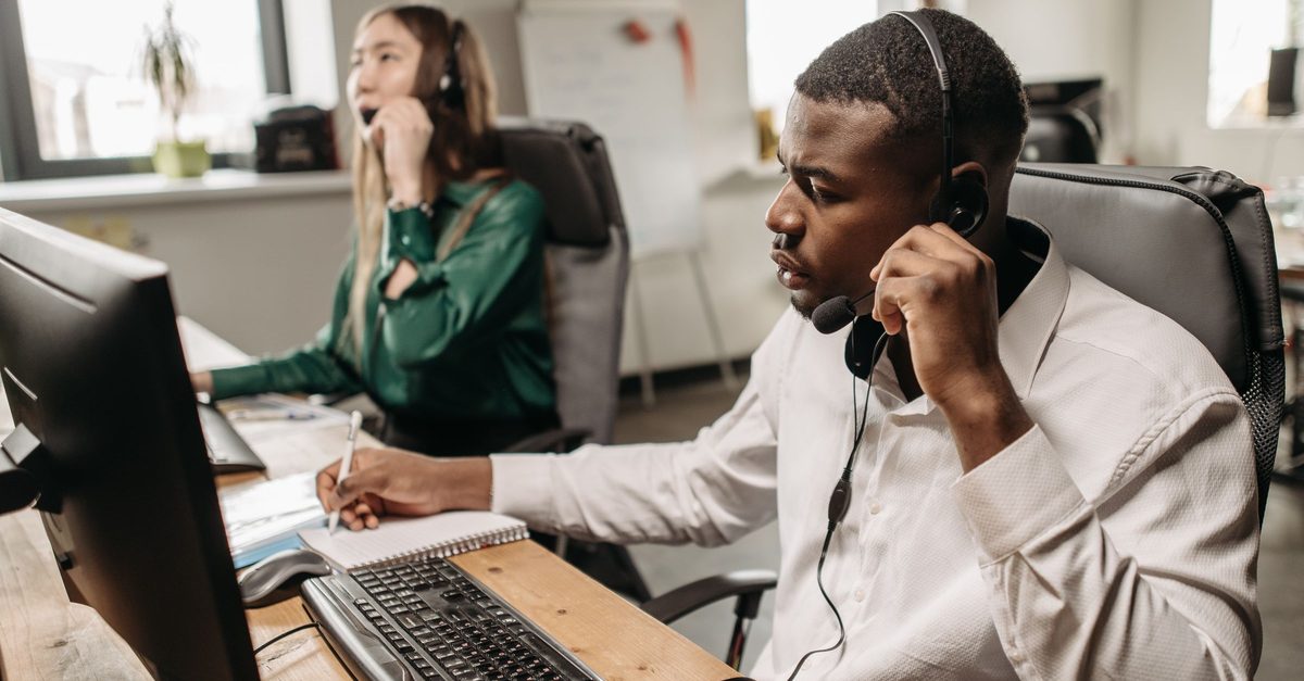 Commerciaux équipés de casques pendant une session de prospection téléphonique B2B