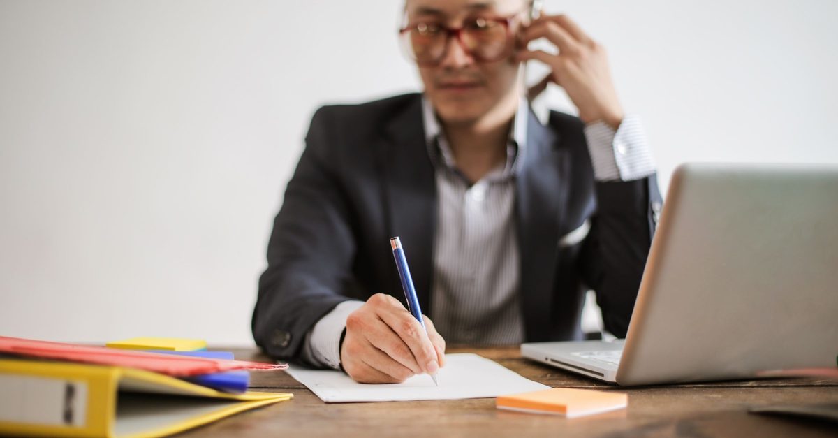Commercial rappelant un prospect et notant les informations de l'appel